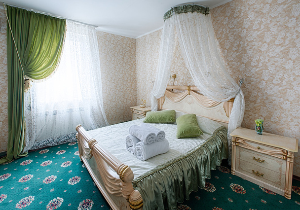 Vintage classic hotel bedroom interior - Фото, изображение