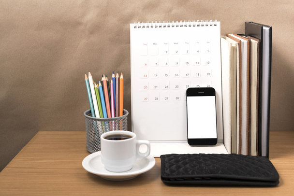 bureau : café avec téléphone, portefeuille, calendrier, boîte à crayons couleur
 - Photo, image