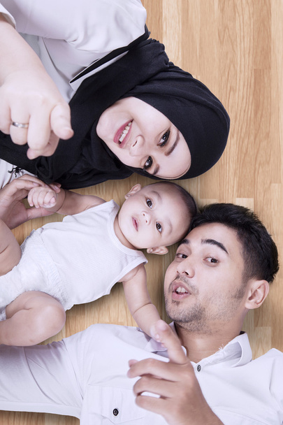床に横たわって幸せのイスラム教徒の家族 - 写真・画像