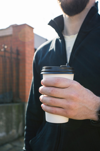 człowiek przy filiżance kawy w mieście - Zdjęcie, obraz