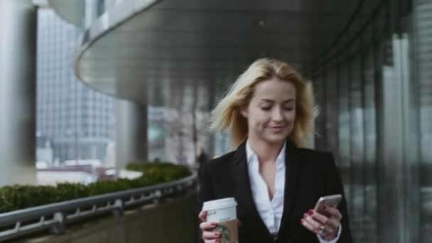 Business Lady With Phone and Handbag Comes Near Business Centers - Materiał filmowy, wideo