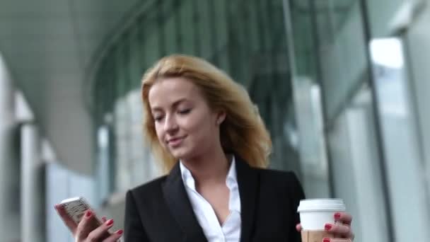 Beautiful Mixed Race Business Woman Walking Through City Connected Using Smart Phone - Video, Çekim