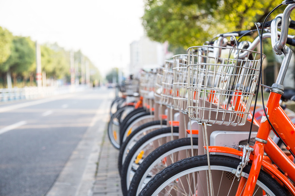 Wiersz pomarańczowy wypożyczalnia rowerów - Zdjęcie, obraz