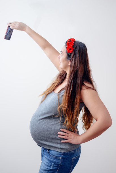 Embarazada tomando un autorretrato
 - Foto, imagen