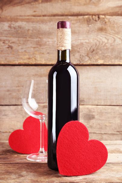 Cuori rossi con bottiglia di vino e bicchiere
 - Foto, immagini