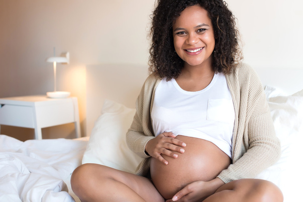 žena ukazuje její těhotné břicho - Fotografie, Obrázek