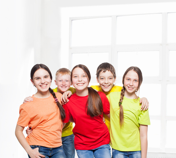 Щасливі діти групи ізольовані на білому тлі. усміхнений підліток
. - Фото, зображення