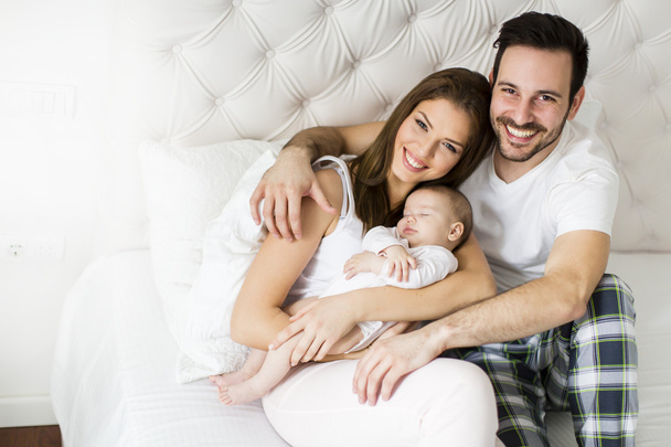 onnellinen perhe vauvan kanssa - Valokuva, kuva