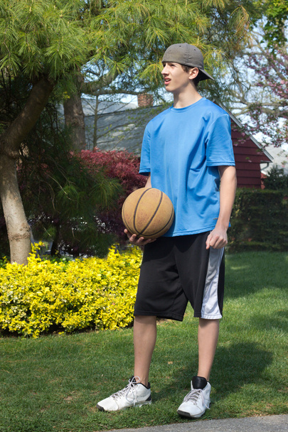 Teen boy with basketball - Φωτογραφία, εικόνα