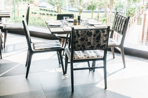 κενές καρέκλες και τραπέζι στο εστιατόριο - Φωτογραφία, εικόνα