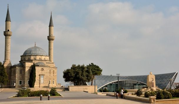 Mesquita dos Mártires e estação funicular em Baku, capital do Azerbaijão
 - Foto, Imagem