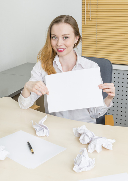 Femme au bureau tient du papier avec de l'espace de copie
 - Photo, image