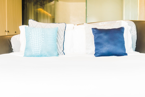 Hermosas almohadas de lujo en la cama
 - Foto, Imagen