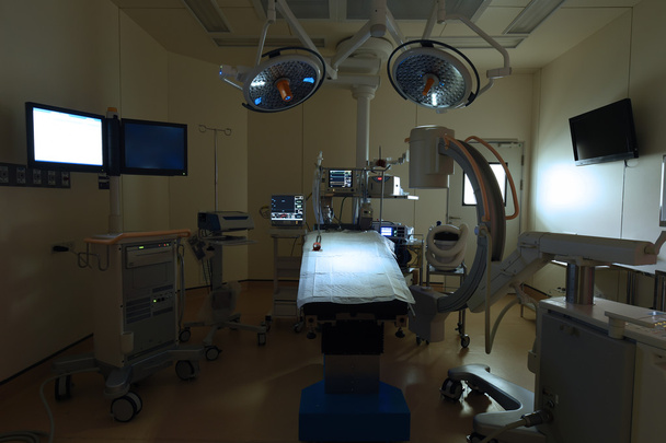 Обладнання та медичні прилади в сучасній операційній кімнаті
 - Фото, зображення