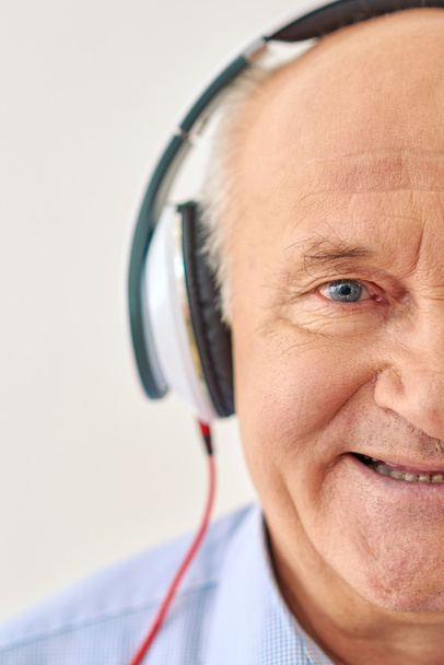 Grandpa listens to music - Fotoğraf, Görsel