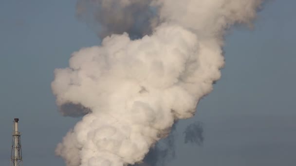 planta industrial con humo - Metraje, vídeo