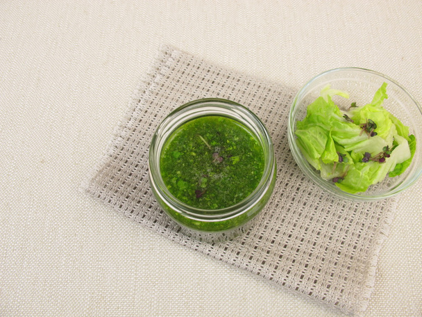 Smoothie vert avec salade et choux de moutarde
 - Photo, image