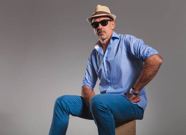 Портрет крупным планом со взрослым мужчиной в джинсах в шляпе
 - Фото, изображение