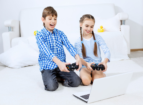Kids playing game console - Фото, зображення