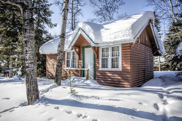 cabine in de winter - Foto, afbeelding