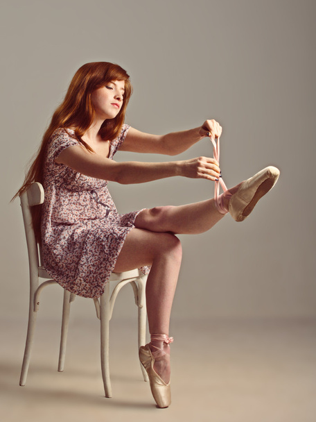 rousse fille essayer sur pointe chaussures
 - Photo, image