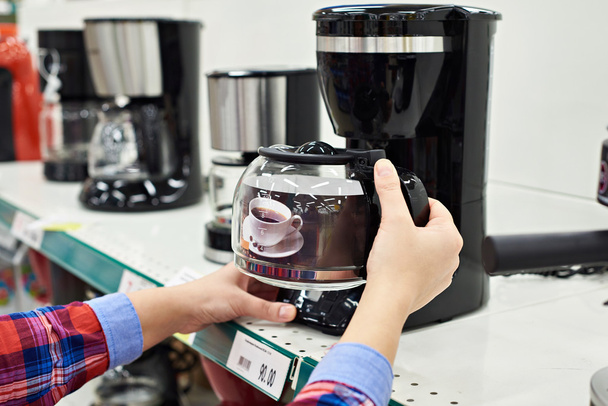 Buyer chooses coffee machine in store - Foto, afbeelding