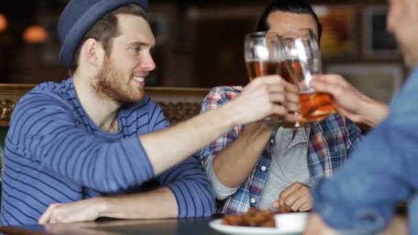 happy male friends drinking beer at bar or pub - Πλάνα, βίντεο