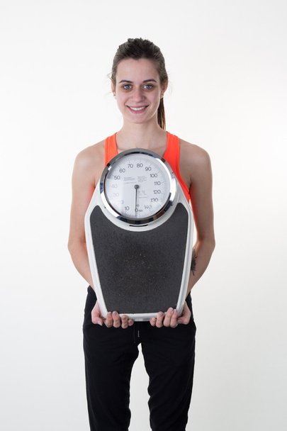 Cuerpo femenino sano con una escala aislada en blanco
 - Foto, Imagen