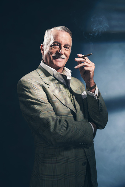 Fumer le cigare rétro 1940 homme d'affaires senior
. - Photo, image