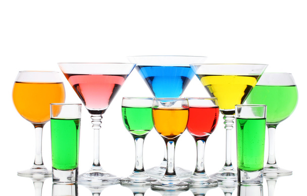 valkoisella eristetyt alkoholipitoiset cocktailit
 - Valokuva, kuva