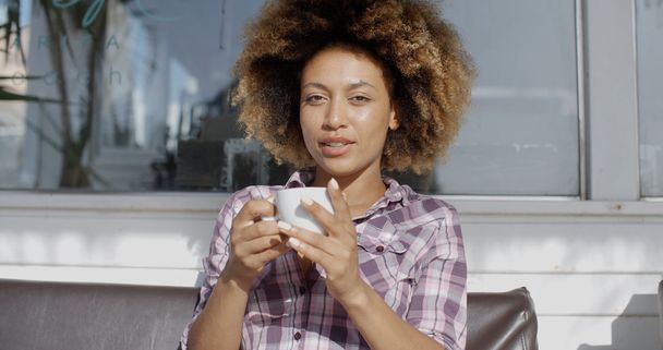 Frau mit Tasse Kaffee - Foto, Bild