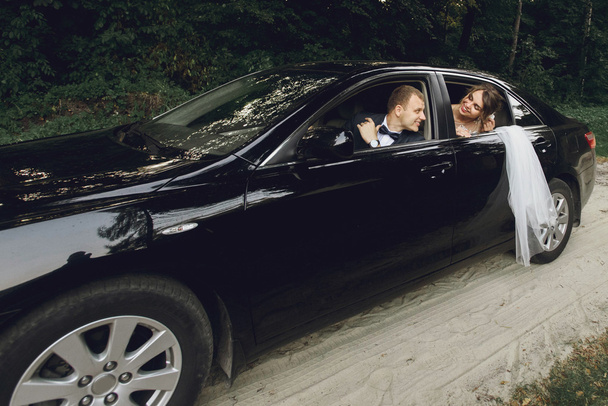 mariée et marié conduire dans une voiture de luxe
 - Photo, image
