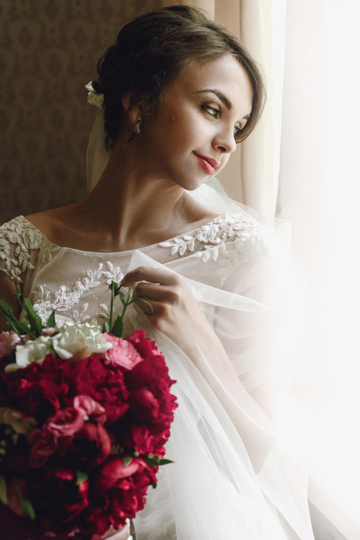 stilvolle brünette Braut - Foto, Bild