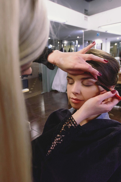 makeup artist preparing bride - Foto, afbeelding