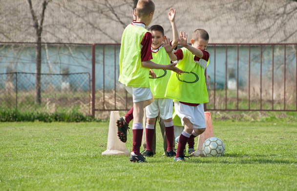 Crianças felizes no campo de futebol
 - Foto, Imagem