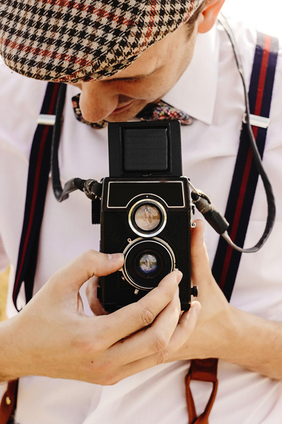 κομψό hipster άνθρωπος εκμετάλλευση κάμερα - Φωτογραφία, εικόνα