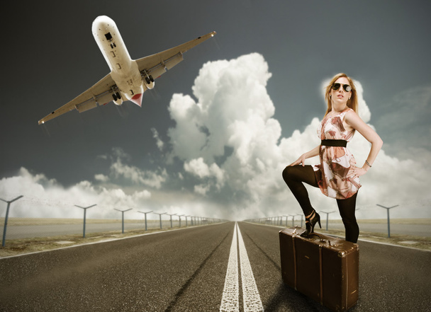Beautiful blond woman with suitcase - Foto, Imagem