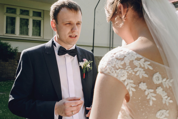 bride and groom exchange wedding rings - Zdjęcie, obraz