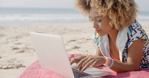 жінка на пляжі використовує комп'ютер
 - Фото, зображення