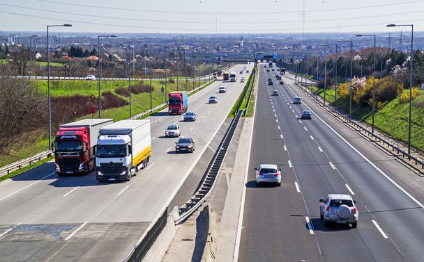 Transport drogowy z samochodów osobowych i ciężarowych - Zdjęcie, obraz