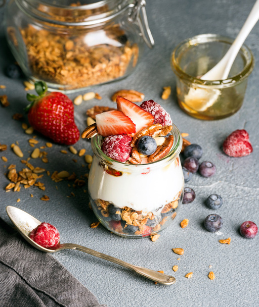 Yogurt oat granola with fresh berries - Φωτογραφία, εικόνα