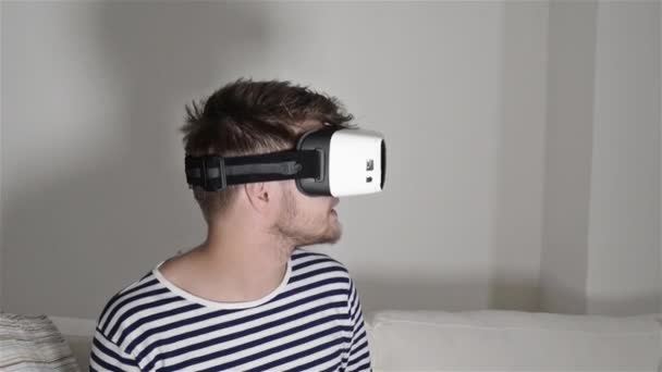 Man wearing virtual reality goggles. - Filmati, video