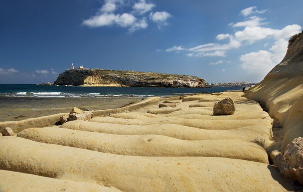 Blick auf st pawls island in malta am sonnigen schönen Tag, st pawls island, malta, europa, panoramablick auf Saint pawls island in malta - Foto, Bild