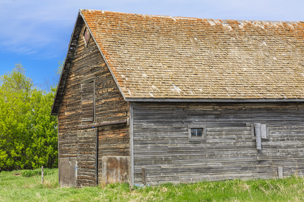 Staré opuštěné zemědělské budovy s zvětralé dřevo vnější. - Fotografie, Obrázek
