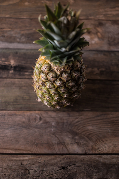 pineapple on wooden background - Foto, afbeelding