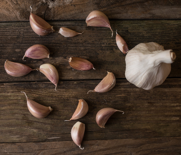 Garlic on wood background. - Fotoğraf, Görsel