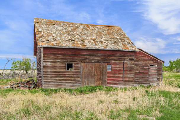 Vecchio edificio agricolo abbandonato con esterno in legno intemperie
. - Foto, immagini