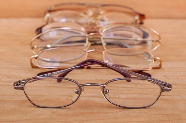 Primer plano de gafas con muchas gafas en el fondo
 - Foto, Imagen