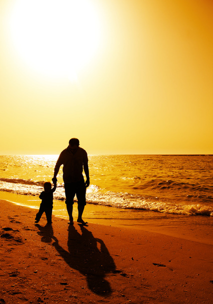 Child with his father at sea on sunset - Foto, Bild