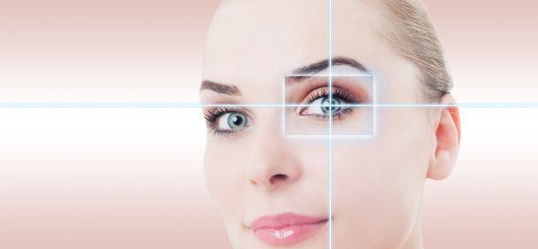 Γυναίκα φουτουριστικό οφθαλμού με λέιζερ υψηλής τεχνολογίας αναγνώρισης  - Φωτογραφία, εικόνα